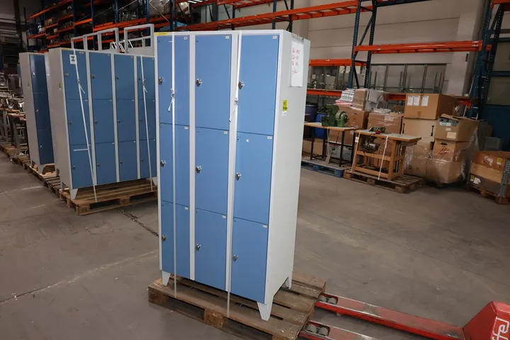 1 x Schließfachschrank Maße: 90 x 50 x 185 cm